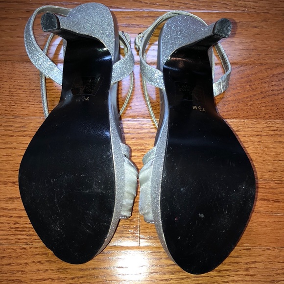 SPARKLY SLIVER HEELS SIZE 7 1/2 - Picture 4 of 4
